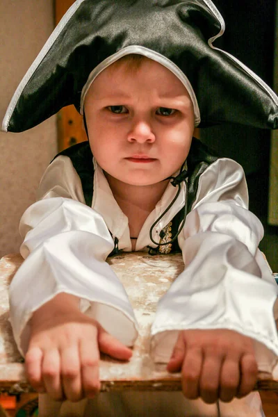 2010 Maloyaroslavets Russie Petit Garçon Portant Costume Pirate Debout Sur — Photo