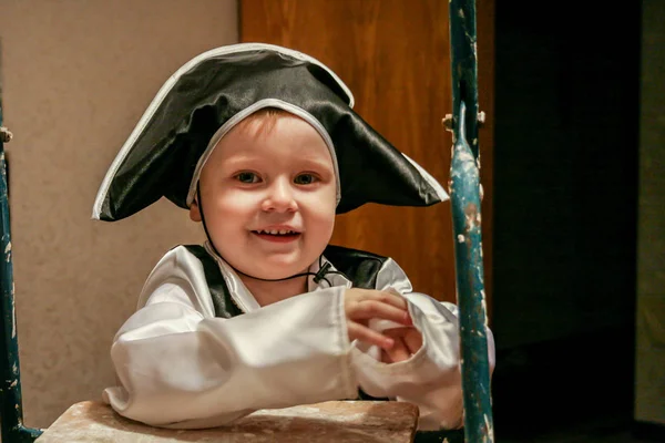 2010 Maloyaroslavets Rusia Niño Pequeño Con Disfraz Pirata Parado Escalera — Foto de Stock