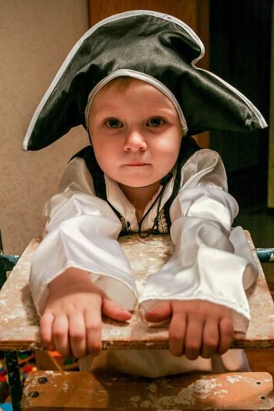 2010 Maloyaroslavets Russia Little Boy Wearing Pirate Costume Standing Ladder — Stock Photo, Image