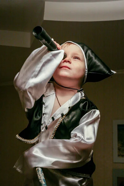 2010 Maloyaroslavets Russia Little Boy Wearing Pirate Costume Looking Spyglass — Stock Photo, Image