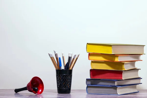 Conceito Educação Preparação Para Escola Pilha Livros Coloridos Sino Escola — Fotografia de Stock