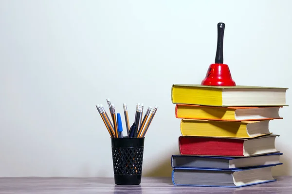 Conceito Educação Preparação Para Escola Pilha Livros Coloridos Sino Vermelho — Fotografia de Stock