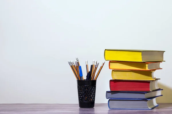 Concept Van Onderwijs Voorbereiding School Stapel Kleurrijke Boeken Potloden Achtergrond — Stockfoto
