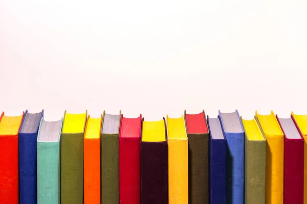 Concept Van Onderwijs Voorbereiding School Rij Kleurrijke Boeken Witte Achtergrond — Stockfoto