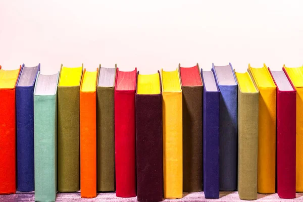 Conceito Educação Preparação Para Escola Fila Livros Coloridos Sobre Fundo — Fotografia de Stock
