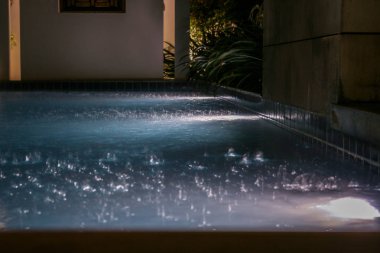 2011.05.07, Phuket, Tayland. Asya'yı dolaşın. Yüzme havuzunda yağmur damlaları.