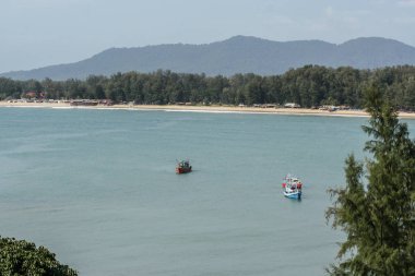 palmiye ağacı yaprakları ve denizde tekneler ile güzel deniz manzarası. Phuket, Tayland çevresinde seyahat edin.