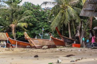 2011.05.07, Phuket, Tayland. Asya'yı dolaşın. Palmiye ağaçları ile kum üzerinde Tekne.