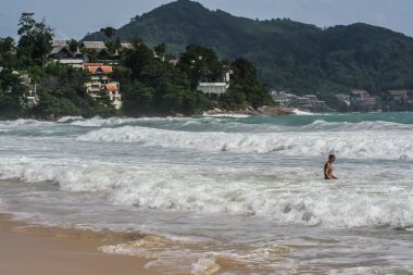 2011.05.08, Phuket, Tayland. Dalgalar halinde oynayan bir grup turist. Phuket'te aktif turizm.