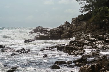 2011.05.08, Phuket, Tayland. Okyanus dalgaları kayalara çarpıyor. Asya'nın Doğası.