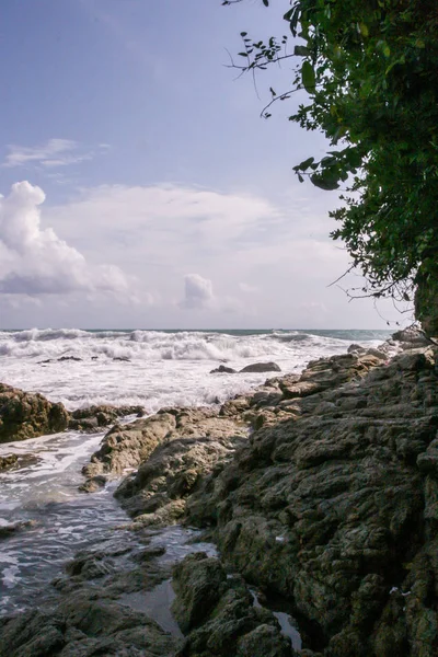 2011 Пхукет Таїланд Океанські Хвилі Розбивалися Скелі Природа Азії — стокове фото