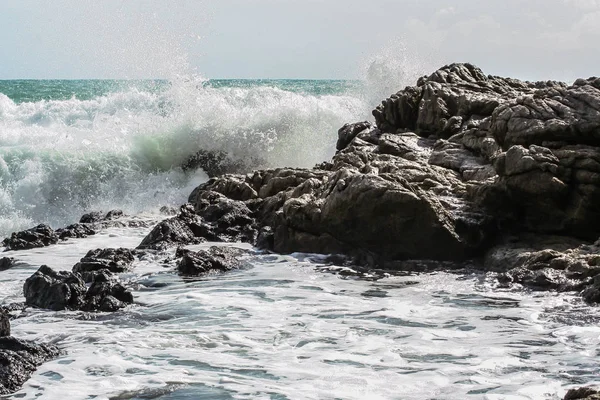 2011.05.08, Phuket, Tayland. Okyanus dalgaları kayalara çarpıyor. Asya'nın Doğası.
