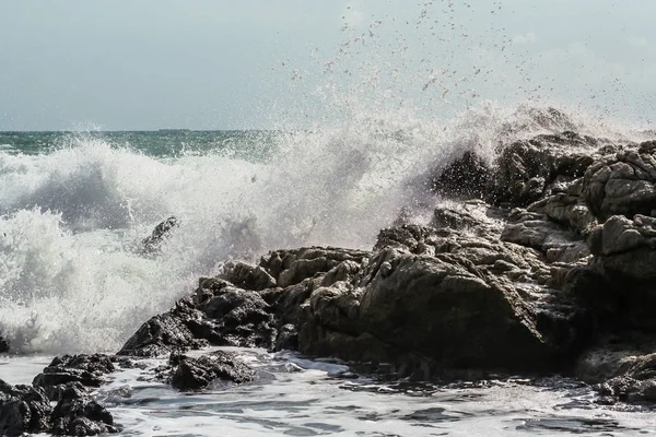 2011 Phuket Tailândia Ondas Oceânicas Cair Nas Rochas Natureza Ásia — Fotografia de Stock