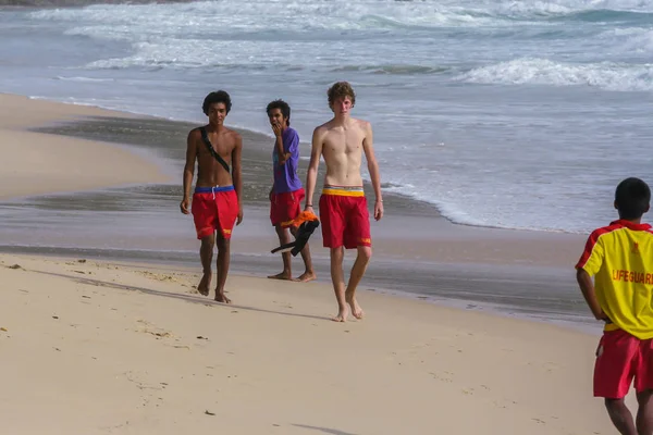 2011 Phuket Thailand Zwei Junge Kerle Die Entlang Der Küste — Stockfoto