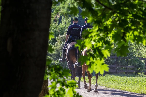 2019.06.02, Moskova, Rusya. Halka açık parkta ata binen polisler, arka taraf görünümü. Moskova'nın ünlü yerlerinde dolaşmak.