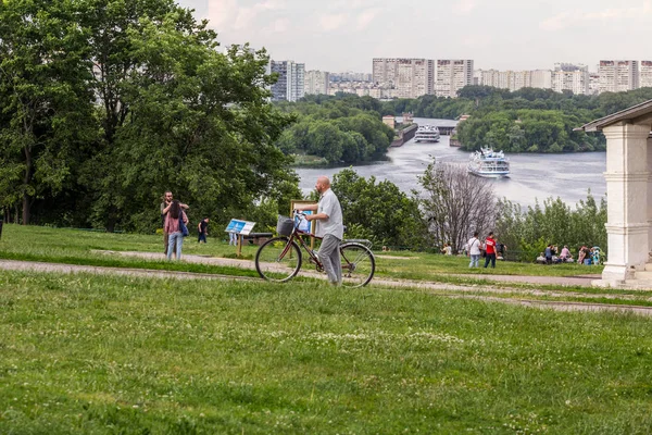 2019 Moskau Russland Ein Mann Mit Fahrrad Der Den Hügel — Stockfoto