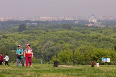 2019.05.31, Moskova, Rusya. Moskova cityscape ve Çinli turistler parkta yürüyüş.