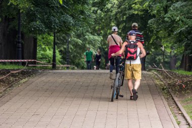 2019.05.31, Moskova, Rusya. Parkta bisikletiyle giden bir adam. Yaşlıların aktif yaşam tarzı.