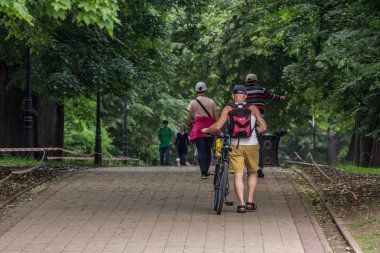 2019.05.31, Moskova, Rusya. Parkta bisikletiyle giden bir adam. Yaşlıların aktif yaşam tarzı.
