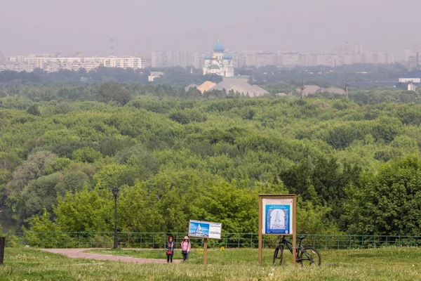 2019 Moskwa Rosja Cityscape Moskwy Chińskich Turystów Pieszo Parku — Zdjęcie stockowe