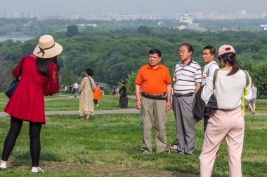2019.05.31, Moskova, Rusya. Kolomenskoye parkında Çinli turistlerin bir grup çekim bir kadın.