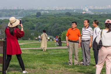 2019.05.31, Moskova, Rusya. Kolomenskoye parkında Çinli turistlerin bir grup çekim bir kadın.