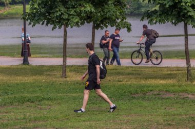 2019.05.31, Moskova, Rusya. Yaz günlerinde nehir kıyısında dolaşan bir grup insan. İşten sonra yürümek.
