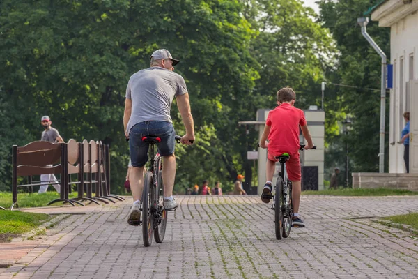 2019 Moscou Russie Père Son Fils Faisant Vélo Dans Parc — Photo