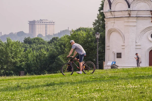 2019 Moscou Russie Vélo Bas Colline Dans Parc Mode Vie — Photo