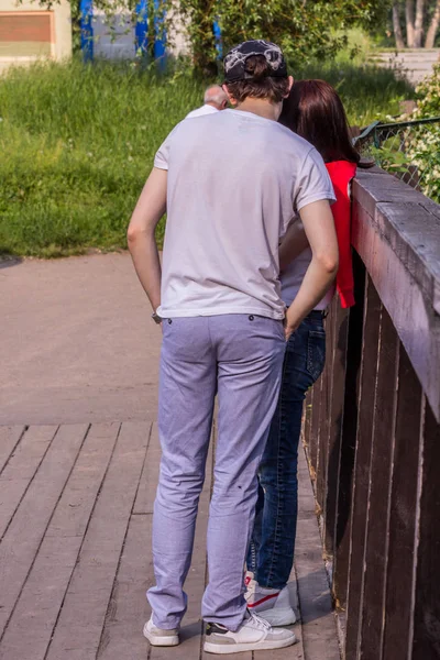 2019 Moscow Russia Couple Love Standing Bridge Texting Walking Park — Stock Photo, Image