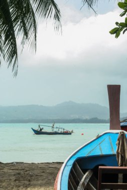 2011.05.07, Phuket, Tayland. Asya'yı dolaşın. Palmiye ağaçları ve dalgalar tarafından kum üzerinde Tekne.