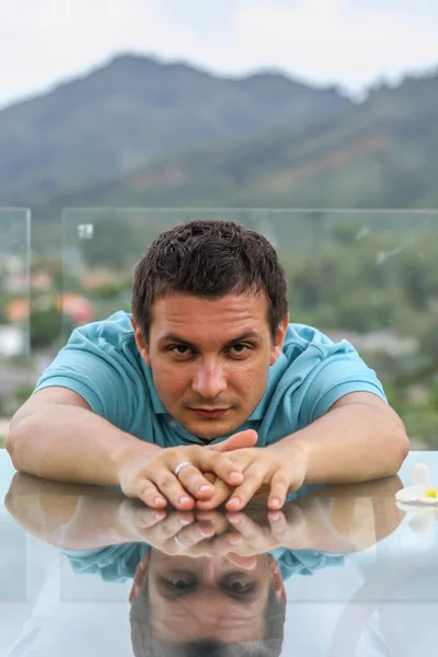 2011 Phuket Tailandia Retrato Joven Sentado Junto Mesa Cristal Fondo — Foto de Stock