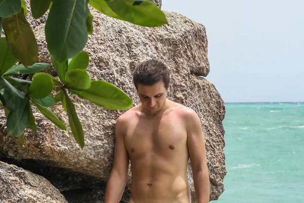 2011 Phuket Thaïlande Jeune Homme Topless Debout Sur Fond Roche — Photo