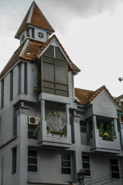 2011.05.11, Phuket, Tayland. Renkli balkonlu şirin ve komik bir bina. Asya'nın otantik mimarisi.
