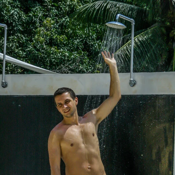 2011 Phuket Thailand Young Guy Standing Shower Roof Apartment Travel — Stockfoto