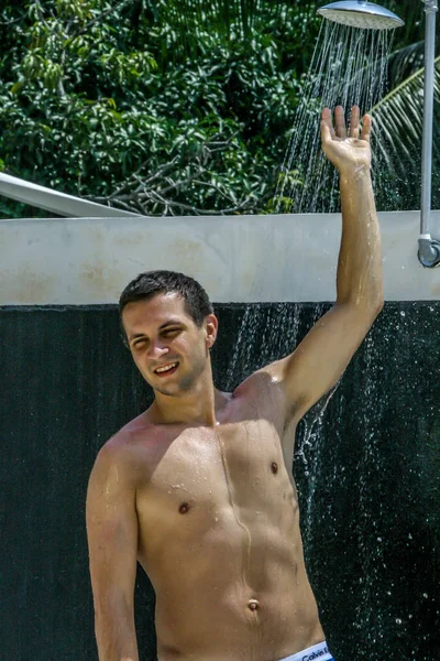 2011 Phuket Thailand Young Guy Standing Shower Roof Apartment Travel — Stockfoto