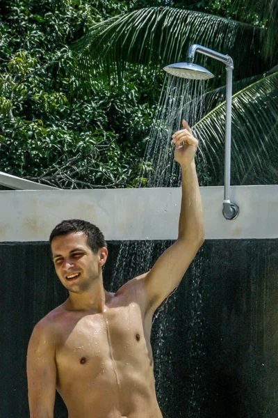 2011 Phuket Thailand Young Guy Standing Shower Roof Apartment Travel — Stockfoto