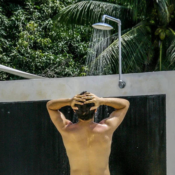 2011 Phuket Thailand Young Guy Standing Shower Roof Apartment Back — Stockfoto