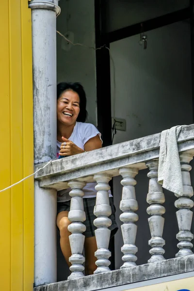 2011 Пхукет Таїланд Усміхнена Азіатська Жінка Сидить Балконі Місцеві Жителі — стокове фото