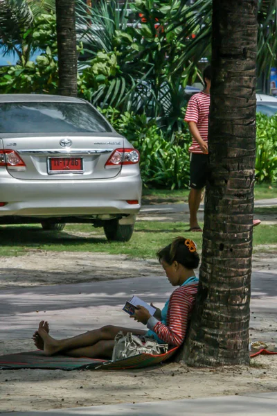 2011 Phuket Tailandia Una Mujer Sentada Debajo Del Árbol Mandando —  Fotos de Stock