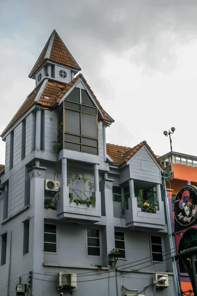 2011 普吉岛 可爱而有趣的建筑 有五颜六色的阳台 亚洲的正宗建筑 — 图库照片