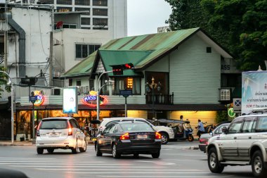 2011.05.13, Bangkok, Tayland. Şehrin sokağında araba trafiği. Bangkok çevresinde yürüyüş.