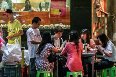 2011.05.13, Phuket, Tayland. Açık havada kafede yemek yiyen yerli halk ve turistler. İnsanlar işten sonra yemek yer. Asya'nın otantik yerleri.
