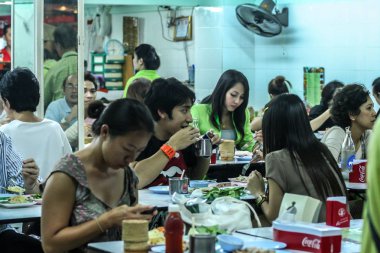 2011.05.13, Phuket, Tayland. Açık havada kafede yemek yiyen yerli halk ve turistler. İnsanlar işten sonra yemek yer. Asya'nın otantik yerleri.