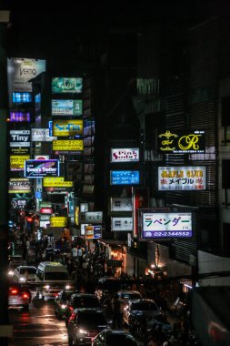 2011.05.13, Bangkok, Tayland. Şehrin gece sokağında araba trafiği. Bangkok asla uyumaz.