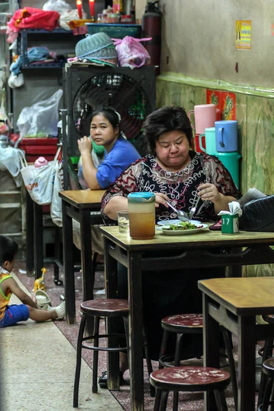 2011 Phuket Thailand Locals Tourists Eating Cafe Open Air People — Stock Photo, Image