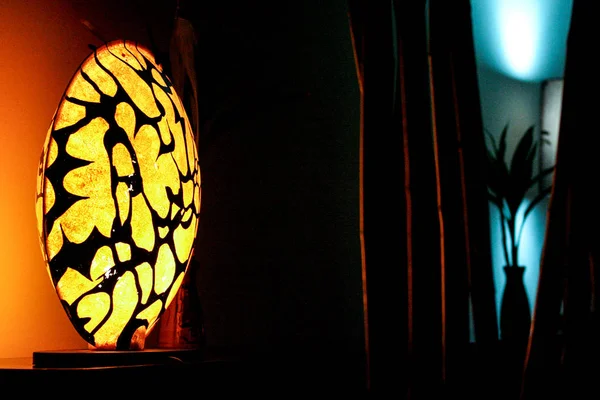 2011 普吉岛 窗边是老式的灯和花瓶 黑暗中的房间 — 图库照片