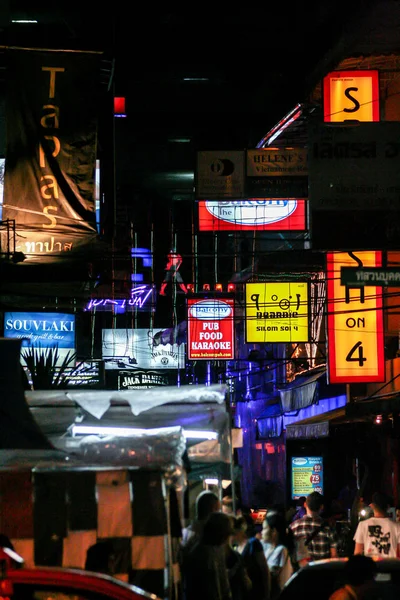 2011 Phuket Thailand Smalle Straat Reclameborden Vanavond Neon Lichten Van — Stockfoto