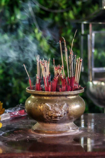 2011 Phuket Tailândia Queimando Paus Incenso Vaso Sobre Mesa Elementos — Fotografia de Stock