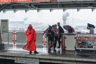 2011.05.14, Bangkok, Tayland. İstasyonda turuncu ceketgiyen metro işçisi.